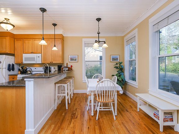 4th image of 2703 SW Beach Ave