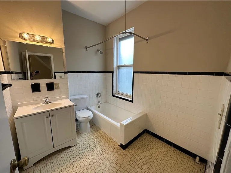 2 Bedroom-Brady St - Heat & Electricity Included — Photo 7