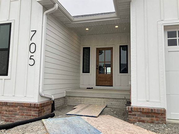 2nd image of 705 Lakeview Ct