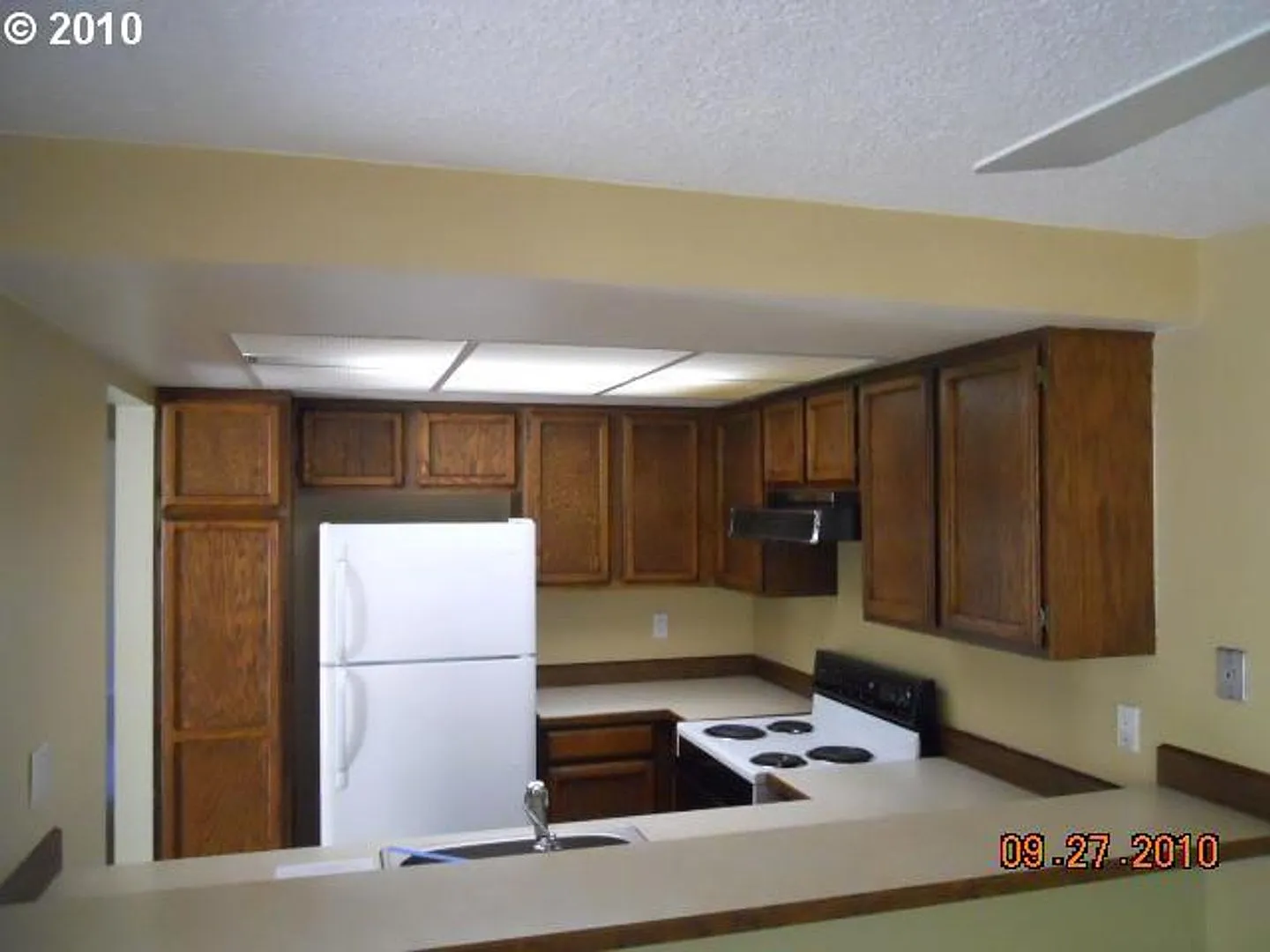 Mountain Park 2-Bedroom Condo with Spacious Kitchen, Private Deck, Pool & Community Amenities — Photo 4