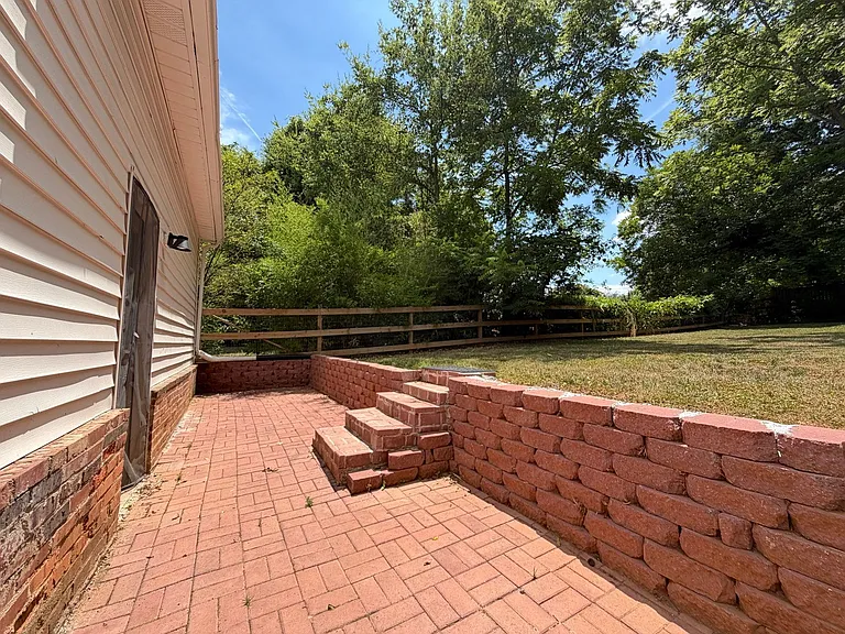 405 N 4th St — Photo 32
