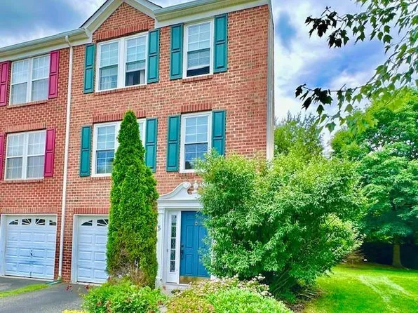 5 Saxton Rd, Farmingdale, NJ 07727