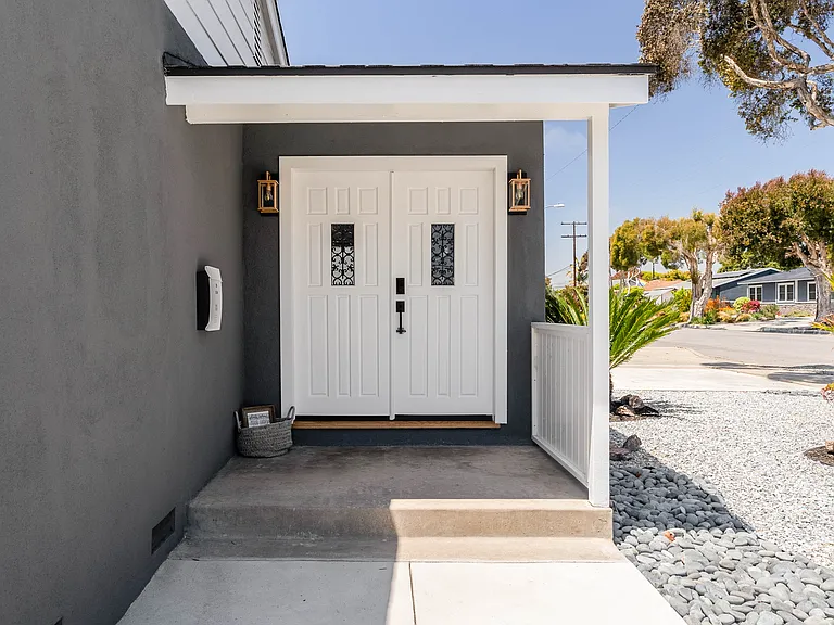401 Rancho Dr — Photo 2