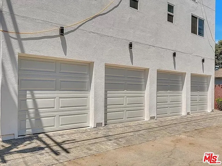 5752 Kester Ave — Photo 20