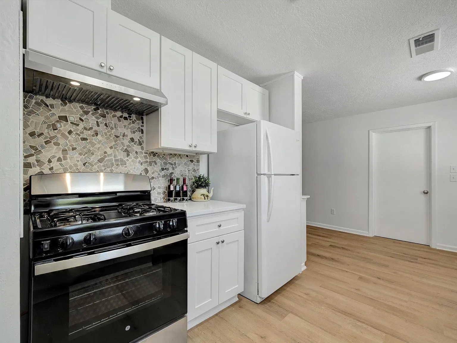 3 bed, 2.0 bath, 2129 sqft, $2,650 — Photo 3