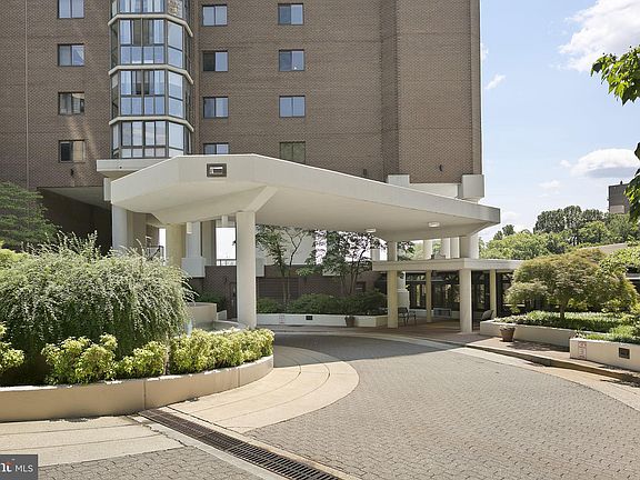 3rd image of 1600 N Oak St APT 219