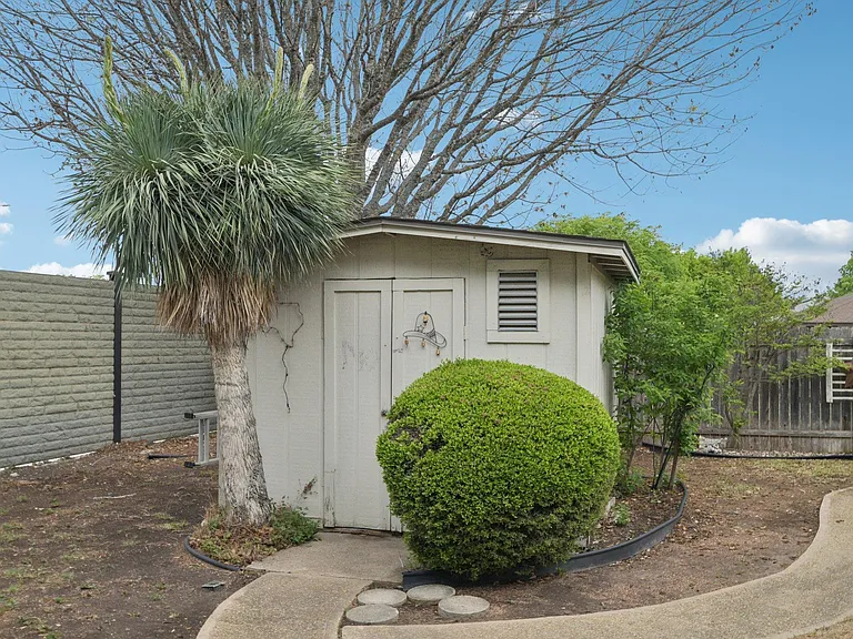 1300 Leah Ln — Photo 39