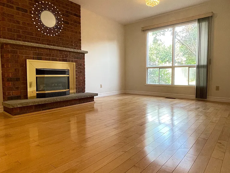 38 Southgate Cres — Photo 3