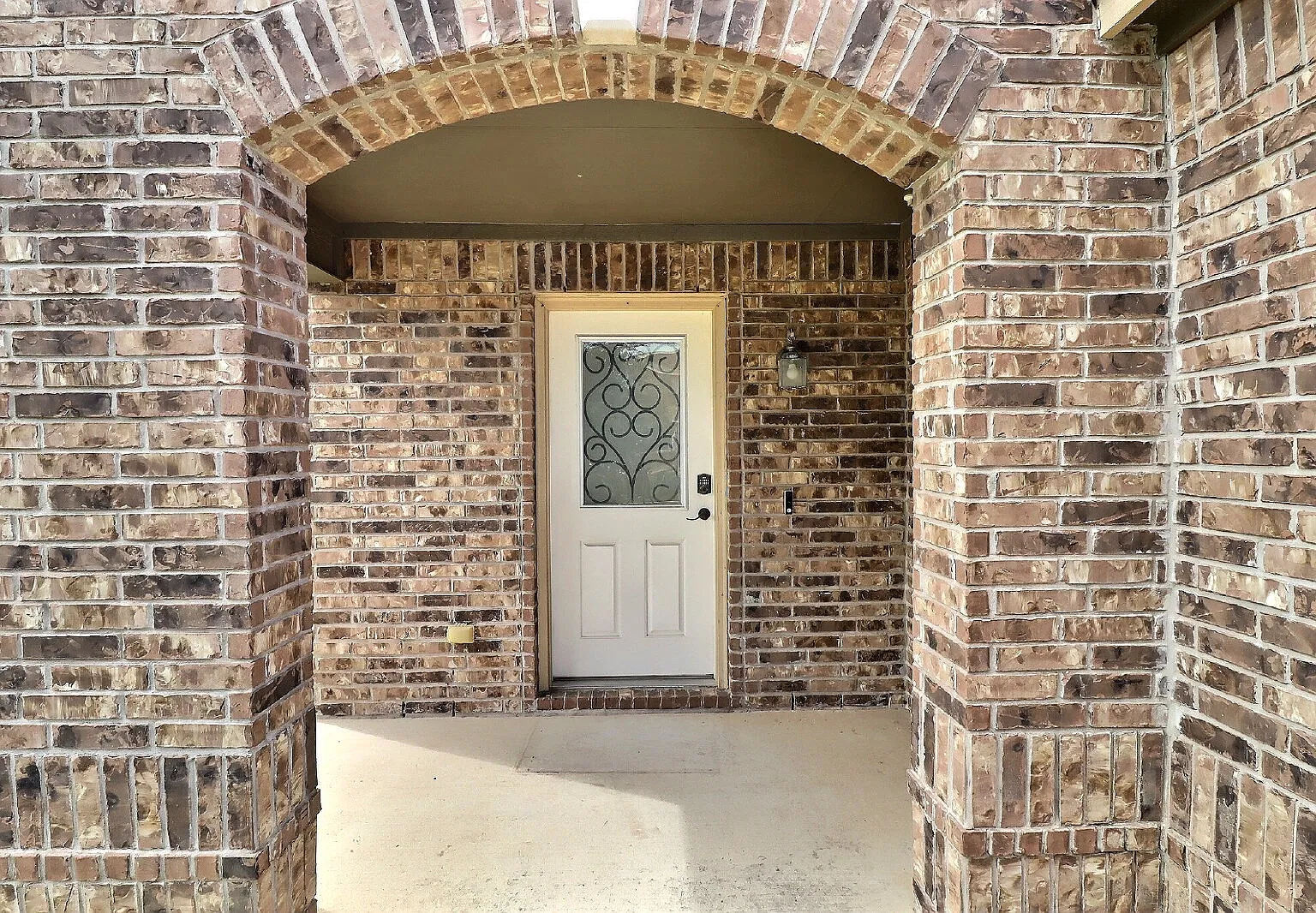 4 bed, 2.5 bath, 2050 sqft, $1,800 — Photo 2