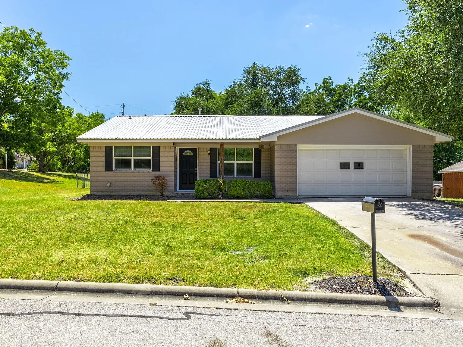 3 bed, 2.0 bath, 1458 sqft, $2,000 — Photo 1