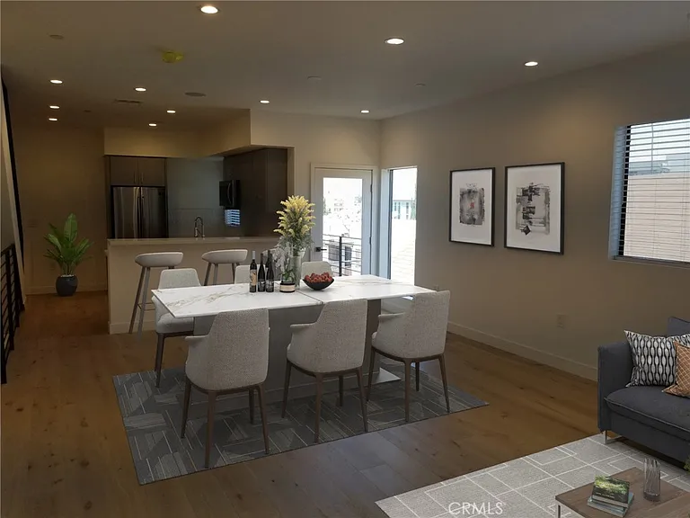 231 1/2 N Burlington Ave — Photo 2
