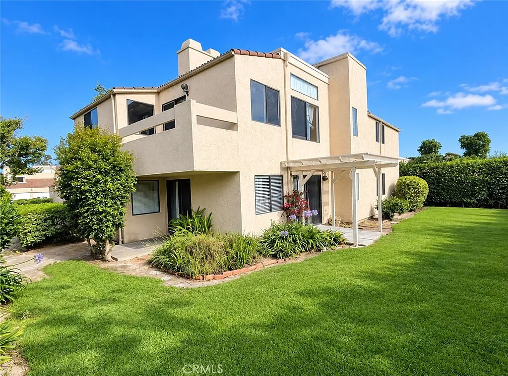 3 bed, 1222 sqft, $4,200 — Photo 3