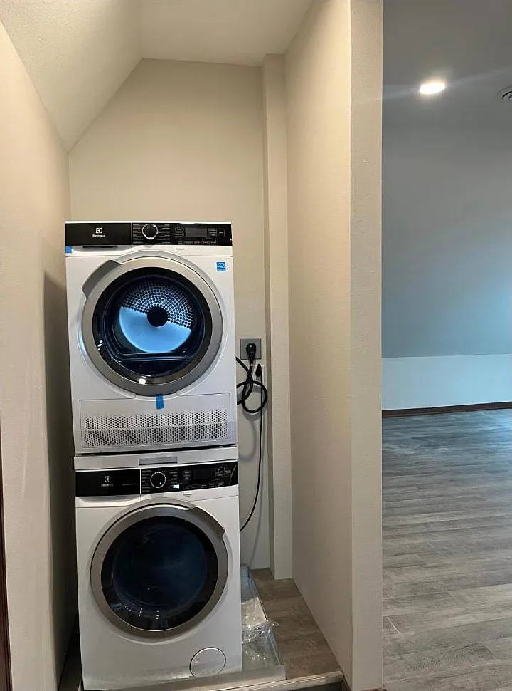 2 bed, $1,425 — Photo 2