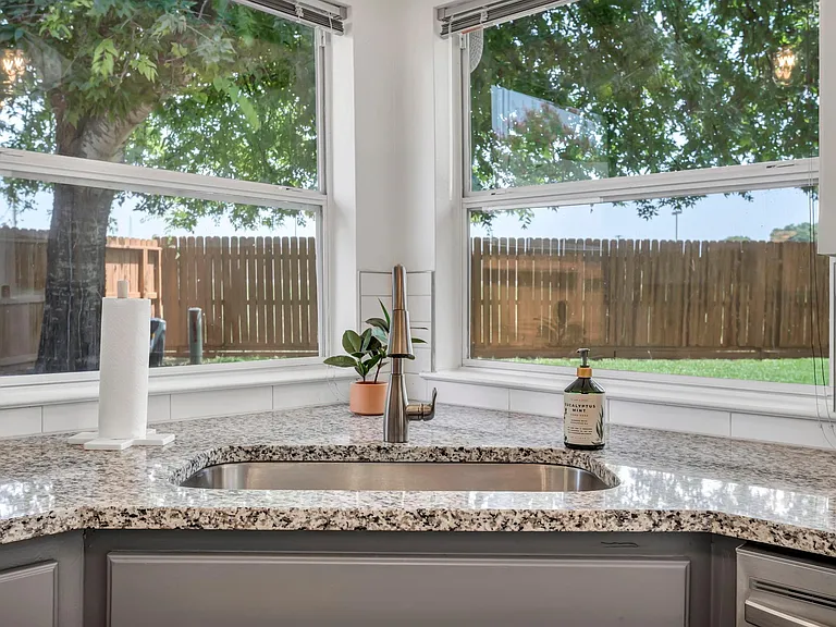 2709 Greenbriar Ct — Photo 7