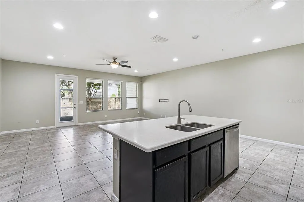 3 bed, 3.5 bath, 1839 sqft, $2,425 — Photo 4