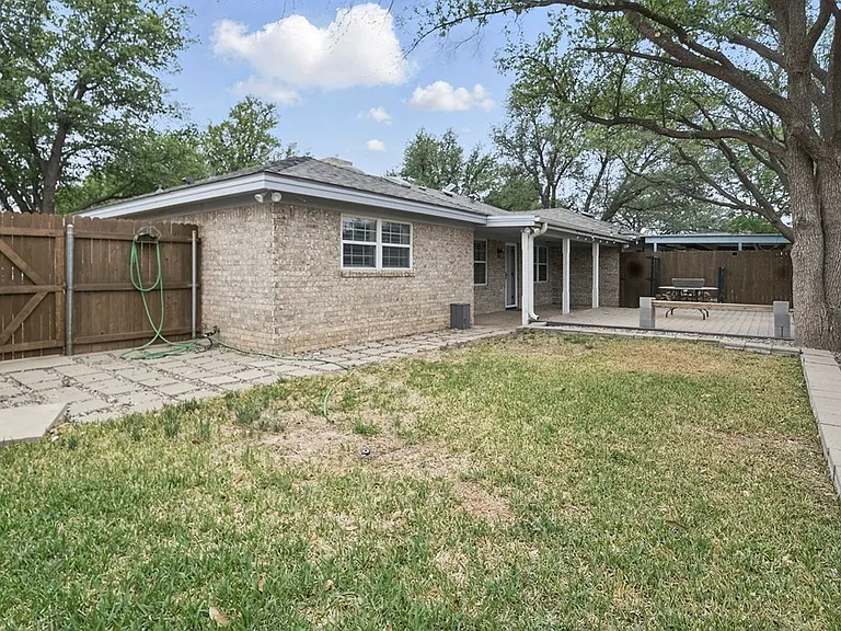 2404 Goddard Ct — Photo 27