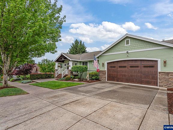 4th image of 447 NW Mount Mazama St