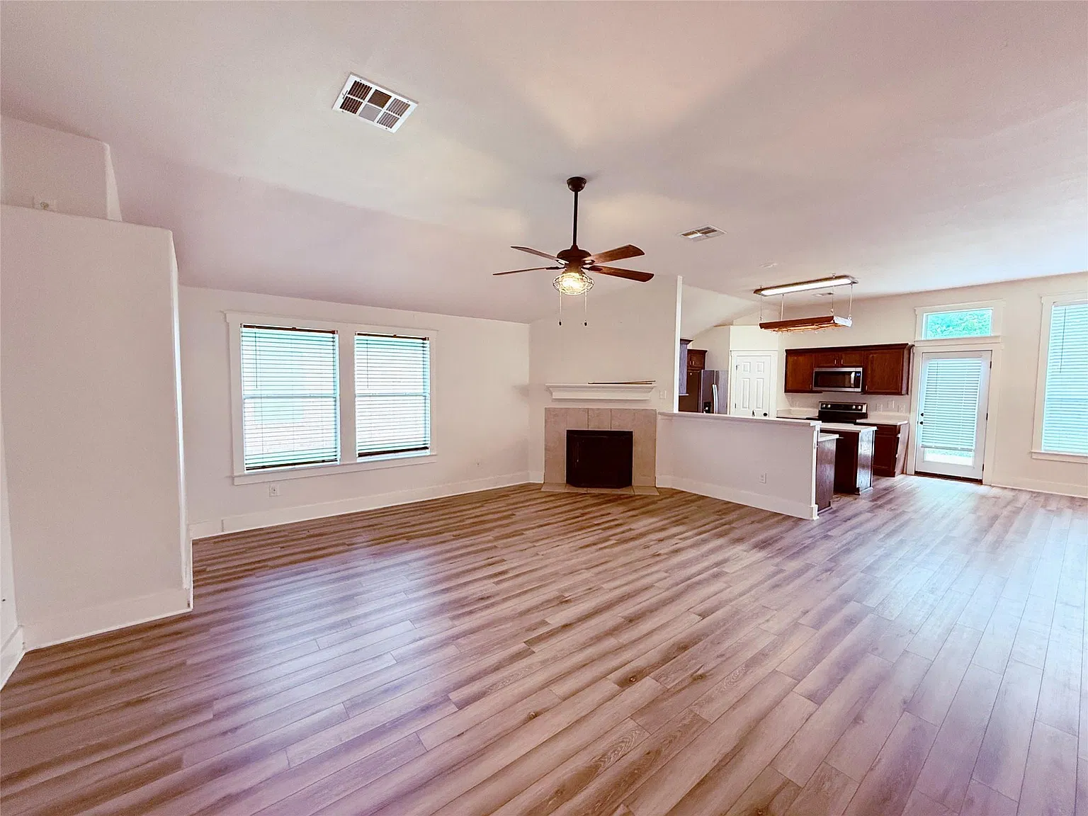4 bed, 2.0 bath, 1752 sqft, $1,950 — Photo 2