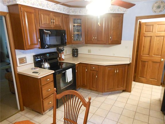 5th image of 101 Winsor Ave