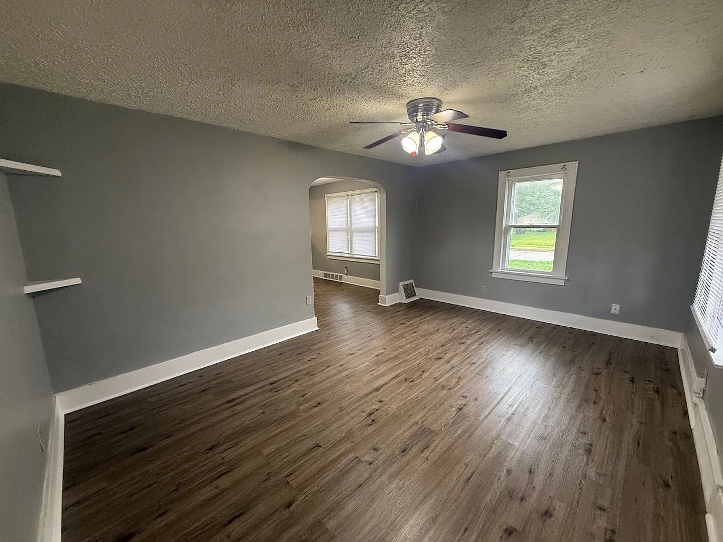 2 Bedroom 1 Bathroom Home for Rent — Photo 2