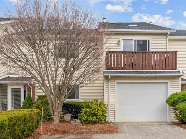 884 Halifax Dr, Warwick, RI 02886