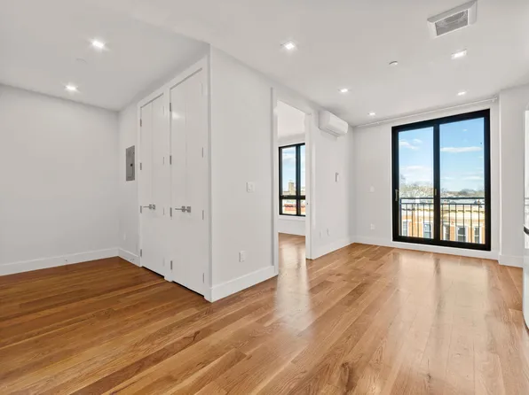 948 New York Avenue image 1 of 10