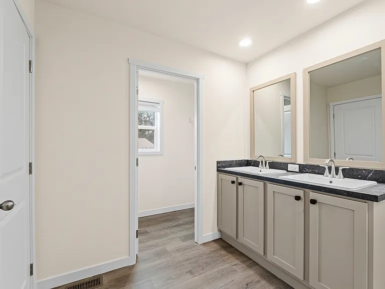 653 W 9th Ave — Photo 9