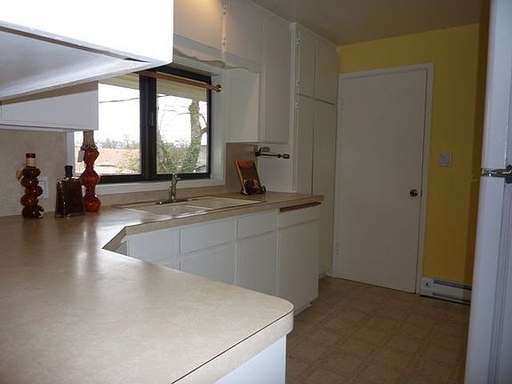 Kitchen with free-standing appliances