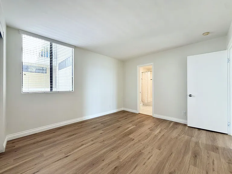 4513 Cove Dr #12 — Photo 22