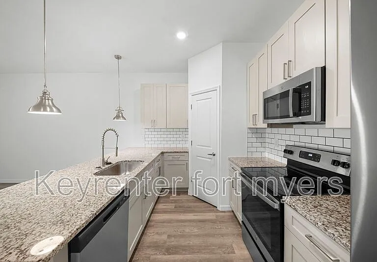 26483 Sandhill Blvd — Photo 14
