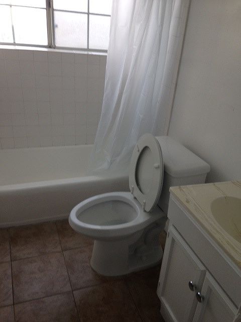 2nd image of 13129 Oxnard St APT 17
