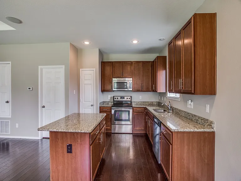 101 Tanglewood Dr — Photo 2