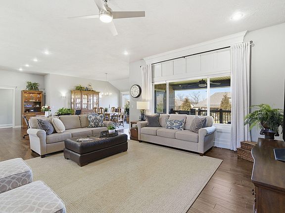 5th image of 907 W Lorenza Drive