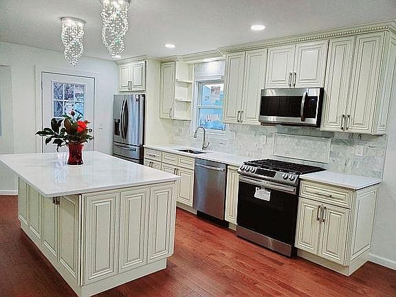 2nd image of 828 Lyle Ct