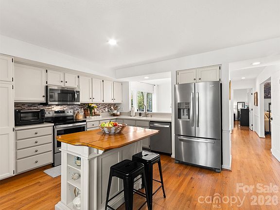 4th image of 26 Autumn Ridge Ln