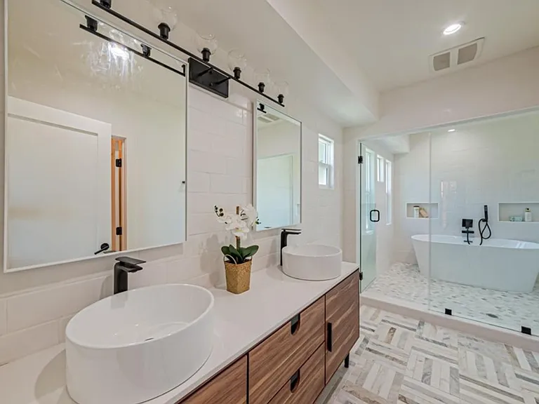 5357 S Victoria Ave — Photo 10