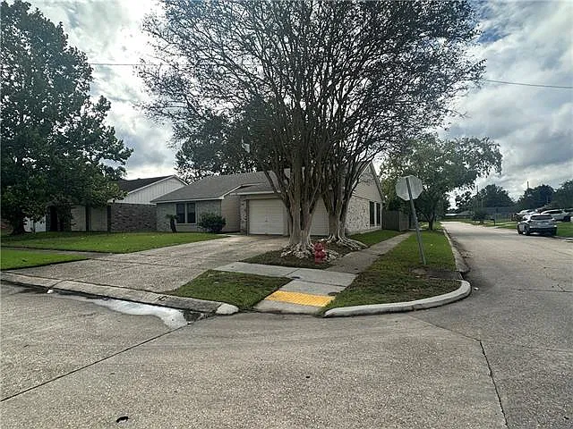 3 bed, 2.0 bath, 1480 sqft, $1,800 — Photo 2