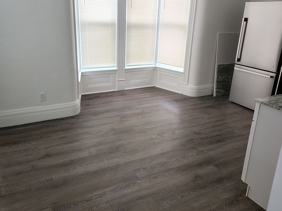 Large Airy Kitchen w/ lots of windows