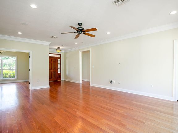 4th image of 13 Hartford Ct
