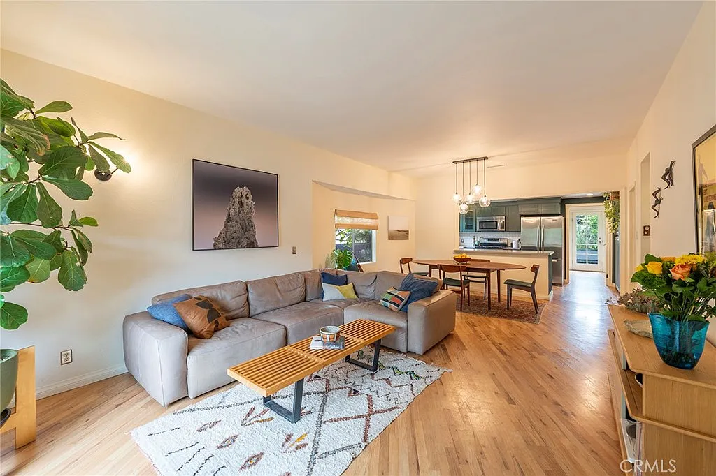 3 bed, 1300 sqft, $5,100 — Photo 2