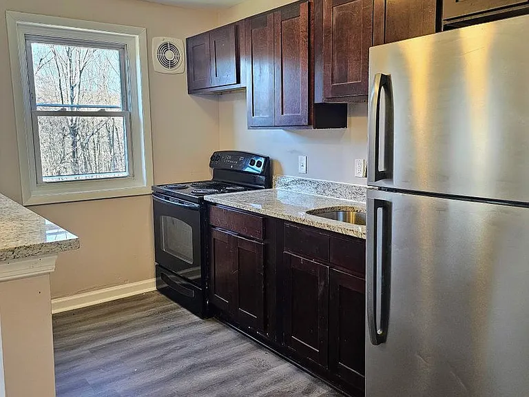 Wildwood Gardens Apartments — Photo 11