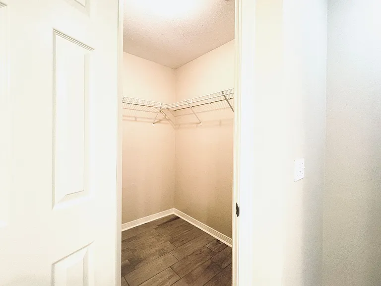 10621 Creek Ridge Dr — Photo 16