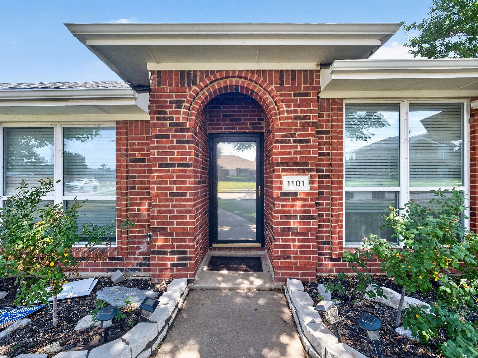 4 bed, 2216 sqft, $2,900 — Photo 3