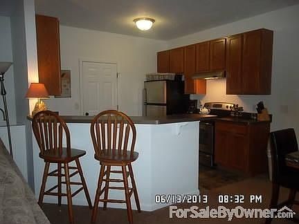 Model Kitchen
						:
						42" wood cabinets, stainless steel appliances included.