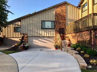 18 Lakeview Ct, Willowbrook, IL 60527