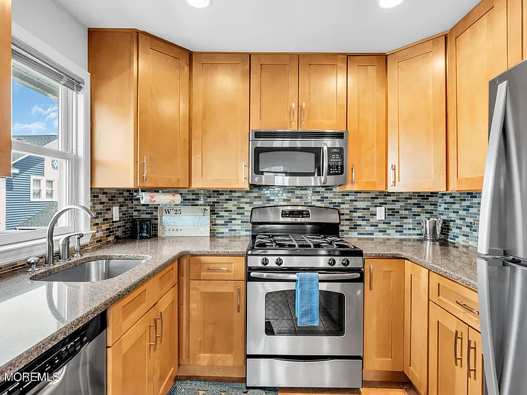 27 Arnold Ave — Photo 25