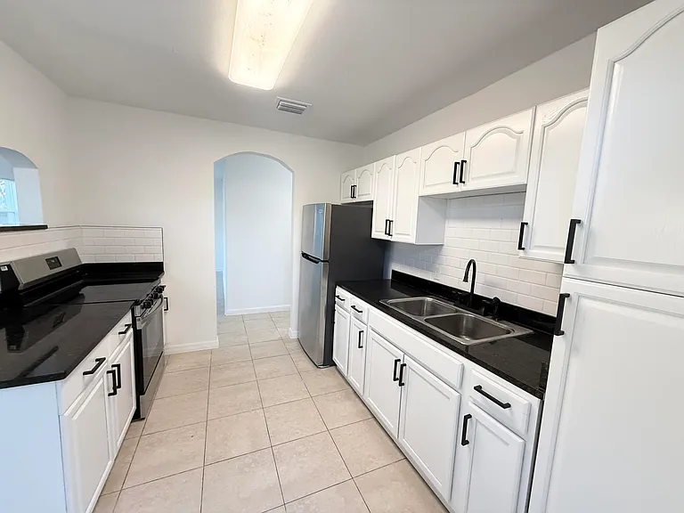 912 SE Tarpon Ave — Photo 4