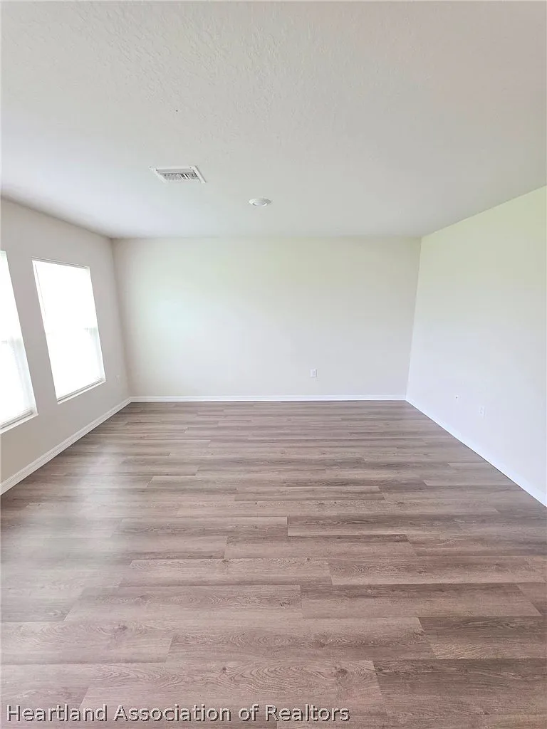 5 bed, 3.0 bath, 1906 sqft, $2,400 — Photo 2