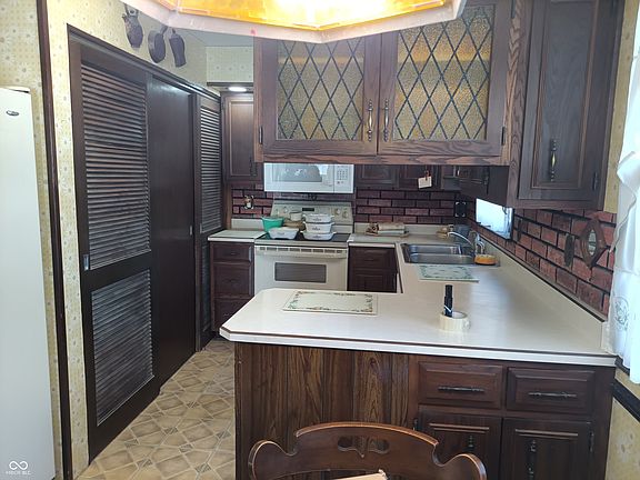 5th image of 633 S Fuller Dr