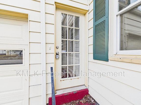 5th image of 407 Washington St NE